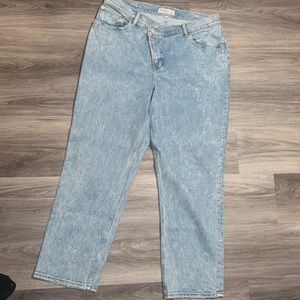Crossover light wash jeans